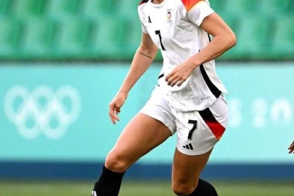 比尔吉特传奇女足，辉煌职业生涯-方知甜