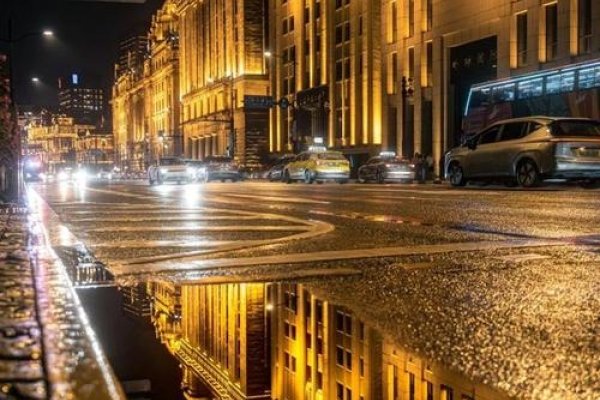 暴雨中的倒影，梦境中的车火，唤醒人性最柔软的向往-方知甜