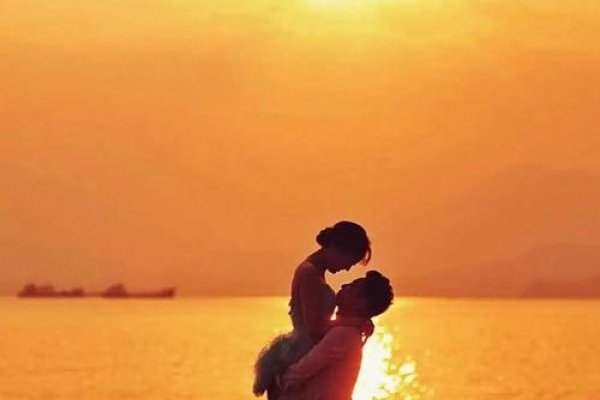 恩爱情侣，情感的交织与爱的成长-方知甜