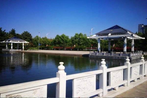 湖光水色映龙影-方知甜