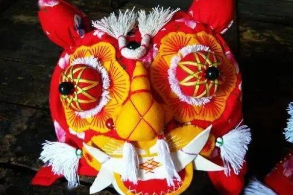 将军肚纹承载文化传承，虎头帽寓意权力和力量。-方知甜