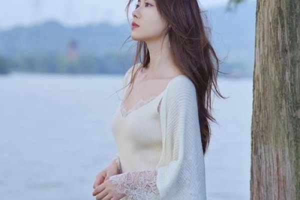 静谧如诗——文静优雅女生的独特魅力-方知甜