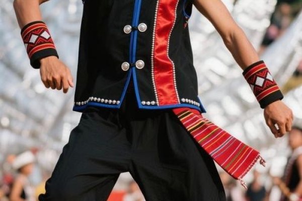 景颇族风俗习惯，衣冠礼俗与文化传承的交织-方知甜