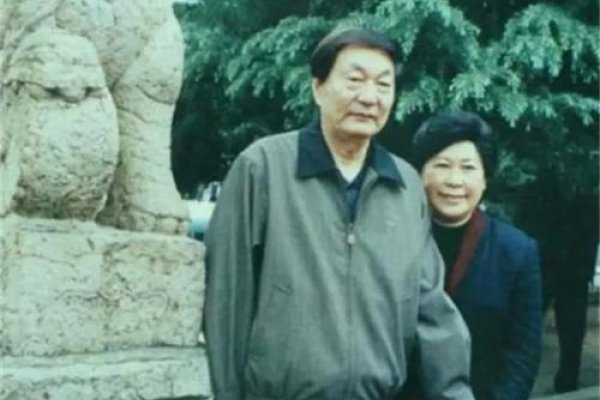 劳安简历，开启职业生涯的璀璨明珠-方知甜