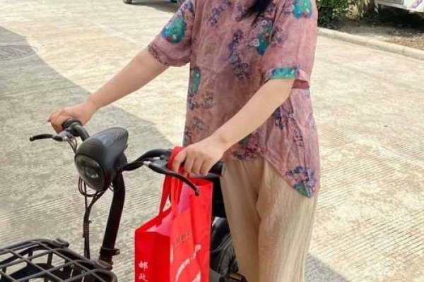 老妇女魅力凸显,迎合多元心理需求,年长男性因之与老女人相恋-方知甜