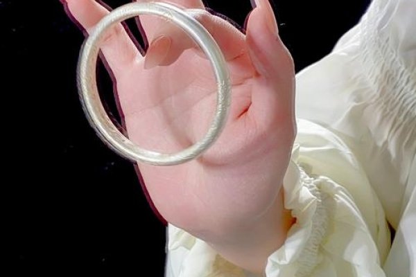 梦回绮丽，玉镯子的神秘之梦-方知甜