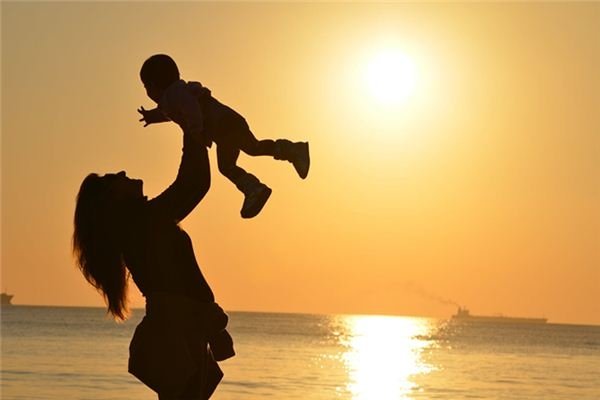 梦见抱别人小孩，寓意与财运的交织-方知甜