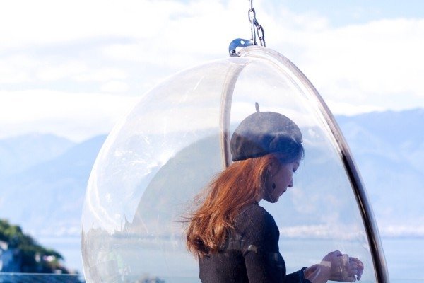 梦见别人给自己梳头，心灵的细腻关怀与自我发现的旅程-方知甜