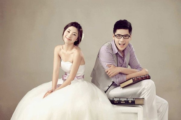 梦见穿婚纱暗示怀孕生男孩，未婚女性需谨慎婚姻期待。-方知甜