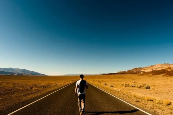 梦见长途跋涉，寓意梦想达成、人际互动好预兆。-方知甜