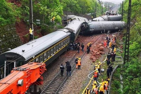 梦见火车脱轨,学业有成、事业顺利,但需防财务损失-方知甜