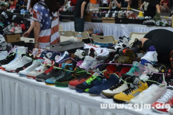 梦见合脚鞋子有何暗示？-方知甜