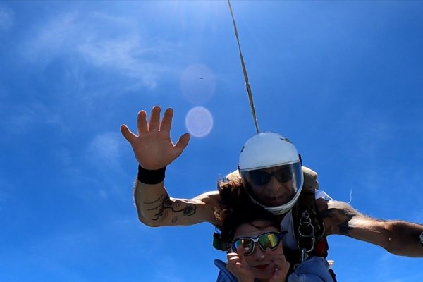 梦见跳伞，自由落体中的心灵探索-方知甜