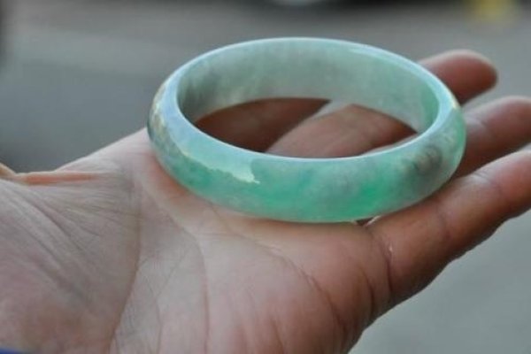 梦见镯子碎了，惊醒中的一瞬，对命运的牵挂-方知甜