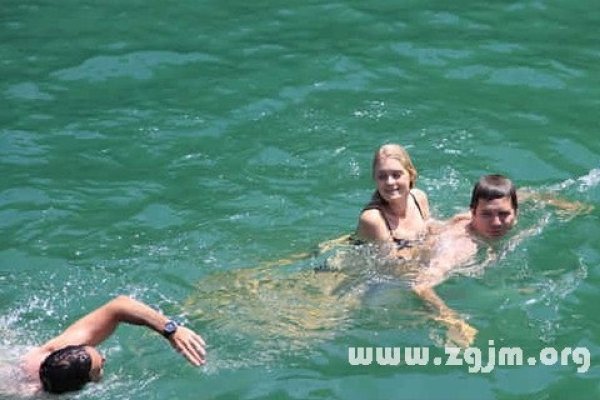 梦见自己游泳，预示好运与健康-方知甜
