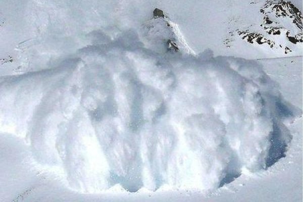 梦中的雪崩，命运中的惊险与温柔交织-方知甜