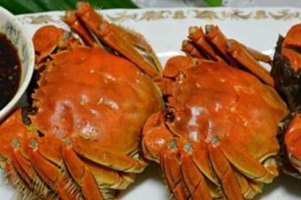 女性梦见众多螃蟹，寓意健康、财运与事业好运的象征-方知甜