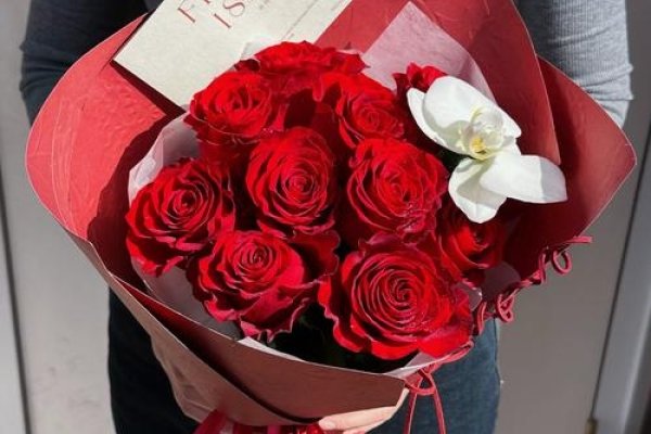情人节送女友，红玫瑰配丝巾，浪漫又实用-方知甜