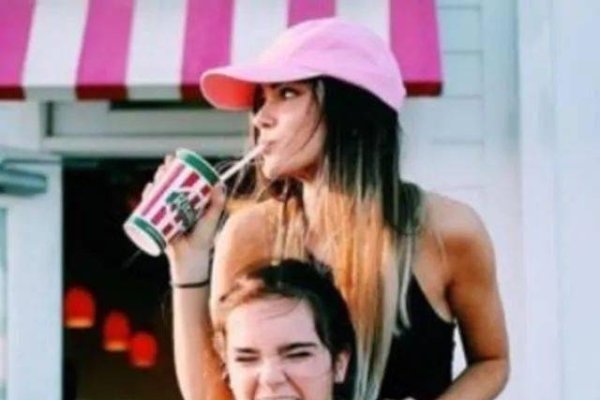 水瓶座女孩性格,细腻坚韧,目光如炬,爱与温暖交织-方知甜