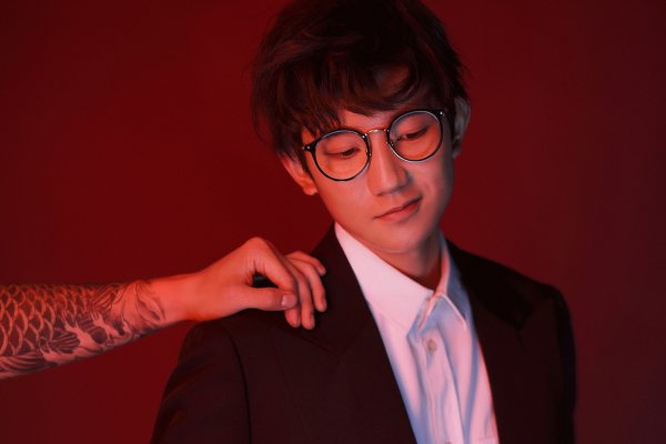 水瓶座男生的双面魅力-方知甜