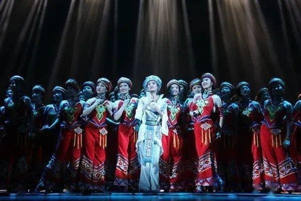 土家族服饰，绣在衣上的文化与传承-方知甜