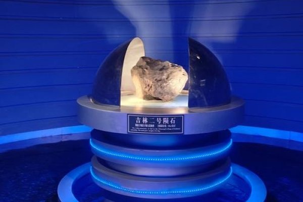 天降陨石，自然奇观与历史寓言的交织-方知甜