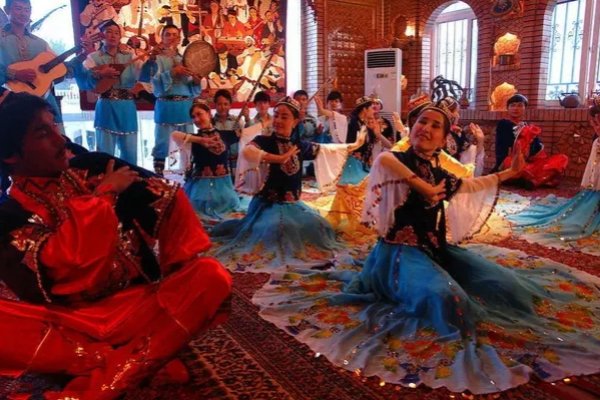 维吾尔族传统节日，民族精神与生活韵律的交响-方知甜