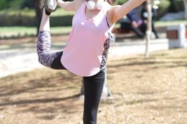 许多语儿，从艺术到直播的独特成长轨迹-方知甜