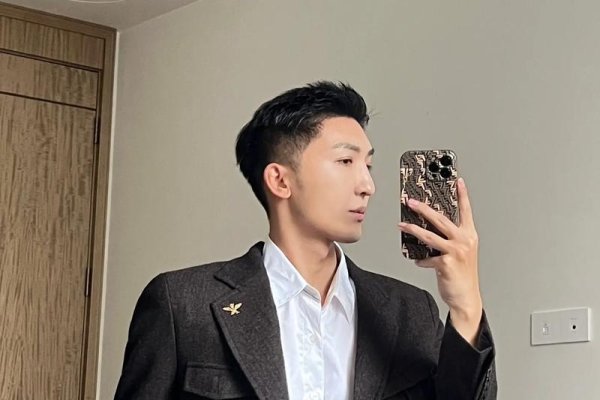 微名雅痞绅士、吞咽沧桑情声悠扬，稳重气质显锋芒-方知甜