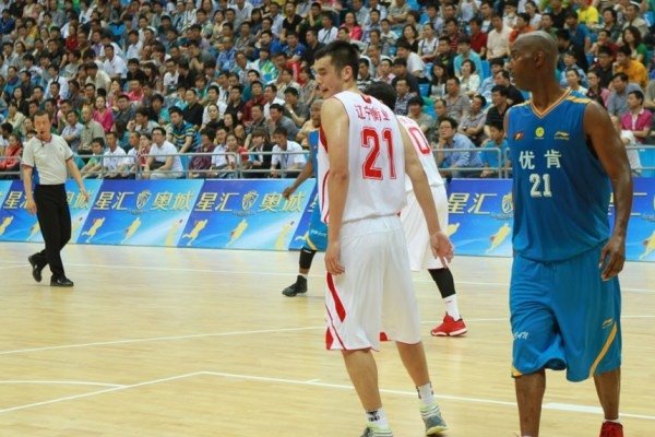 篮球场外的甜蜜，揭秘张庆鹏与女友的温馨故事-方知甜