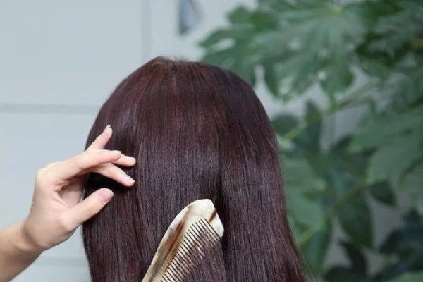 梳头寓意多面，预示生活焕彩。-方知甜