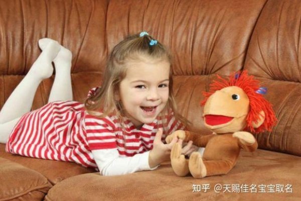 瑶瑛并蒂，为兔年宝宝取名，寓意纯真高雅与运势相辅相成。-方知甜