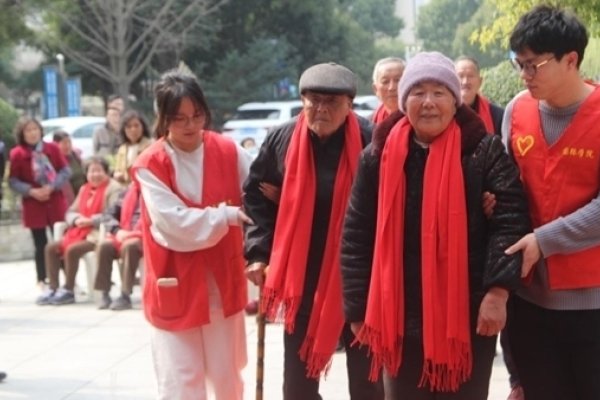 探索老年征婚网，为银发一族搭建爱的桥梁-方知甜