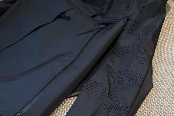 斯邦廷冲锋衣，品质卓越，户外首选-方知甜