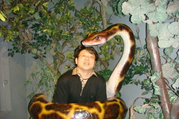 蟒蛇缠身梦见象征爱情与健康，预示矛盾心理。-方知甜