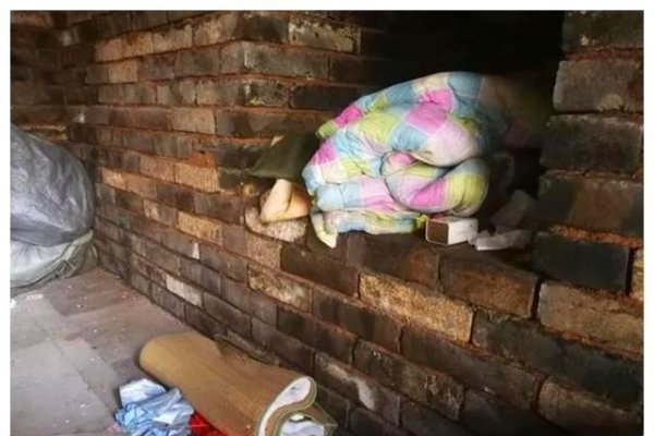 棺材里躺梦寓困境迷茫-方知甜