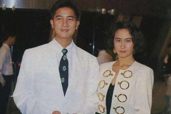 何鸿燊属鸡年，婚姻平衡贵在力量与五行和谐。-方知甜