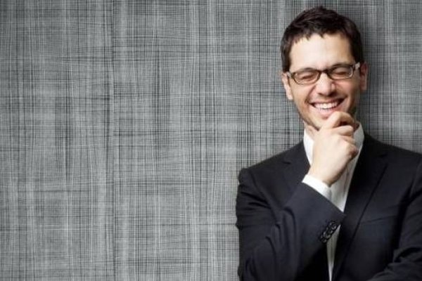 魔蝎座男人需警惕沉默寡言但多思缺点，追求稳定安全又注重实际生活-方知甜