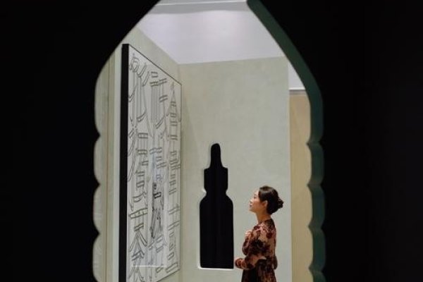 探索Luluhei，一位数字时代艺术家的独特视角-方知甜