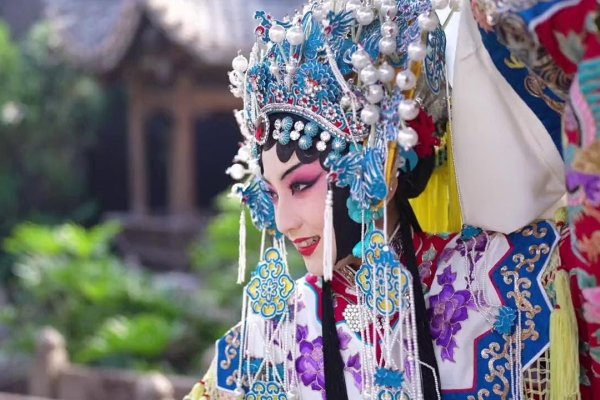 凤冠霞帔对应生肖鸡,文化魅力独特-方知甜