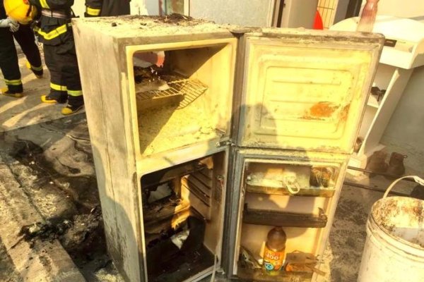 惊险一刻，冰箱着火事件引发的家庭安全警钟-方知甜