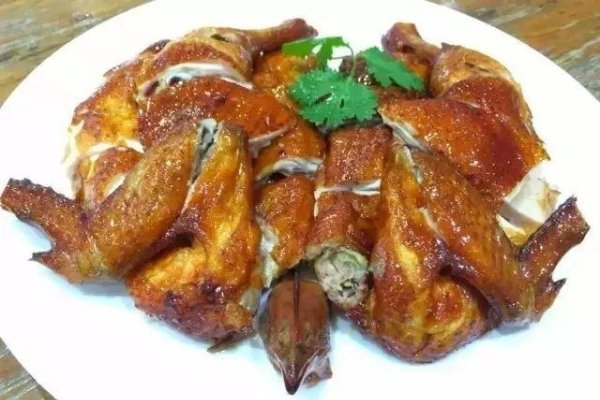 夏至吃面习俗，荔枝与狗肉馥郁香甜；麦粽薄饼风味独特。-方知甜