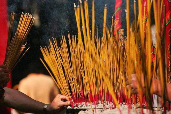 烟火四射打一生肖，猴/龙，欢乐氛围的象征-方知甜