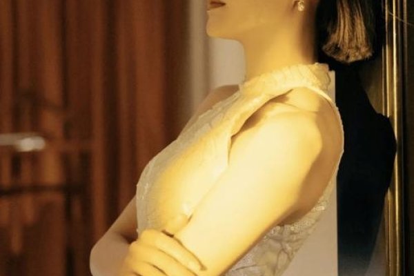 优雅知性，Elaine的独特魅力-方知甜