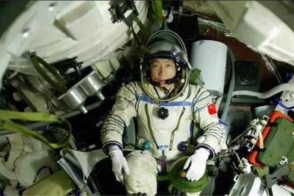 中国太空第一人，杨利伟-方知甜