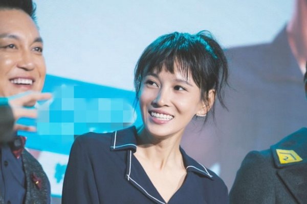 张蓝心，以腿成名，成唯一龙女郎-方知甜