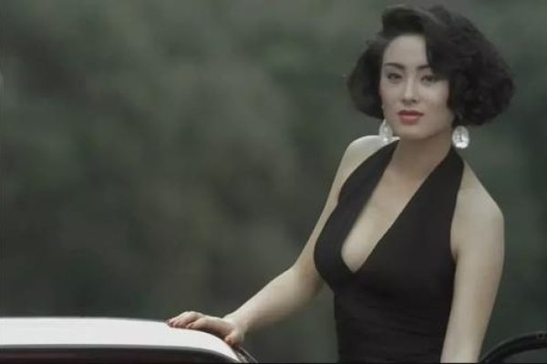 周秀娜的八字命理分析，星途璀璨，情感波折-方知甜